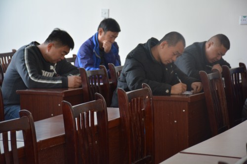 伊力特司炉证考试在酿酒四厂举行,司炉员工正在考试.jpg