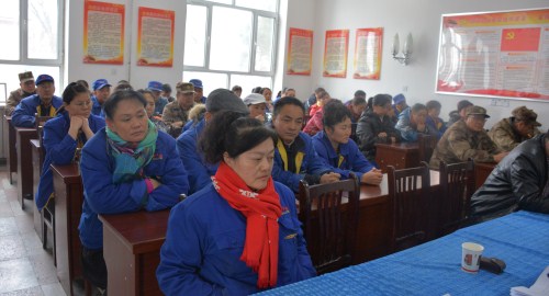 酿酒四厂员工认真聆听职代会报告.JPG
