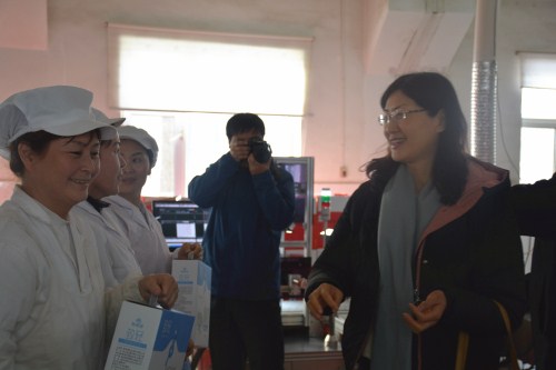 兵团工会领导来到包装一线慰问正在为春节市场包装伊力特白酒的员工.jpg