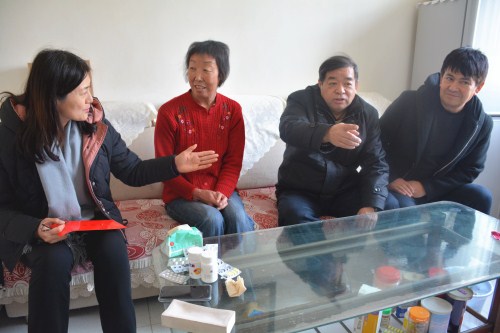 兵团工会领导来到退休党员大病患者王香玲家中.jpg