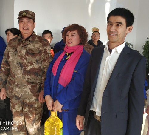 双人舞比赛中,由包装车间夫妻努力比亚玉苏甫、赛地登先木西登表演的传统民族舞获得第一名。.jpg